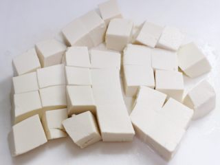 2、麻婆豆腐,豆腐切块