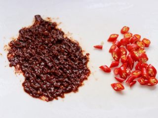 5、麻婆豆腐,郫县豆瓣酱剁碎，小红尖椒切碎