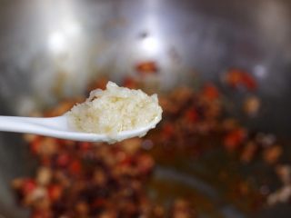 9、麻婆豆腐,放入两勺蒜蓉炒出香味，再倒入清水要没过豆腐