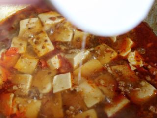 14、麻婆豆腐,再倒入少许醋和一层薄薄的水淀粉