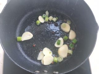 2、酸汤肥牛,加葱花跟蒜片炒香