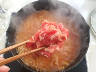 7、酸汤肥牛,金针菇熬软后，加入肥牛片，煮至牛肉变色即可