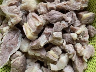 3、番茄炖牛腩,冲洗干净,沥干水份