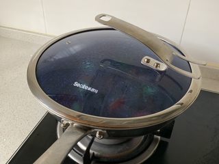 9、番茄炖牛腩,大火烧开后转小火慢炖70-90分钟。