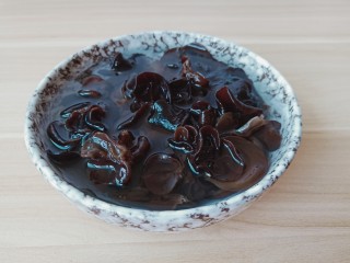 3、黄瓜木耳炒鸡蛋,温水泡发的很快。