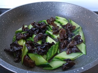 12、黄瓜木耳炒鸡蛋,加入黑木耳翻炒。