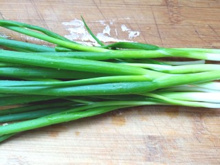 1、葱油拌面,香葱摘好洗净
