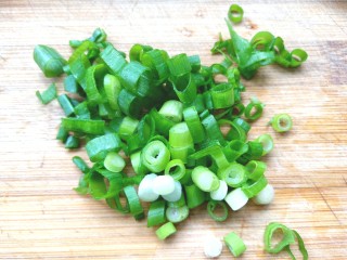 3、葱油拌面,留一根切碎备用