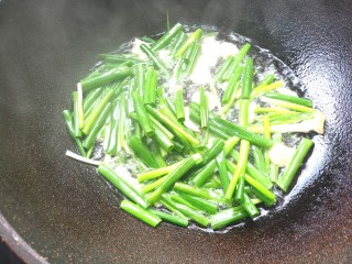 13、葱油拌面,下入葱段，用筷子搅拌