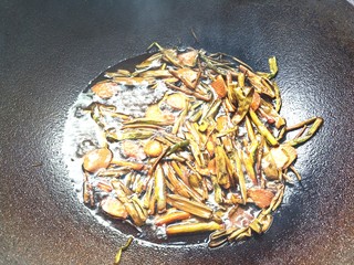 14、葱油拌面,炸至葱段变焦黄，