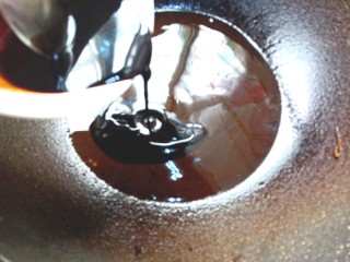 16、葱油拌面,将调好的料倒入锅中