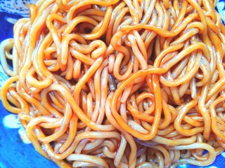 21、葱油拌面,浇入葱油搅拌均匀