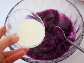 6、奶香紫薯饼,加入纯牛奶,搅拌均匀