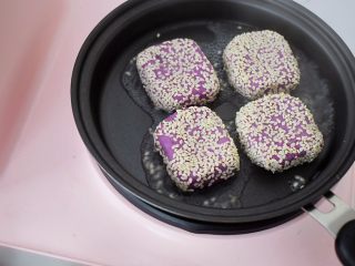 13、奶香紫薯饼,平底锅烧热,再放入紫薯饼,两面先煎至定型,再撒上1勺水,盖上锅盖煎至水干