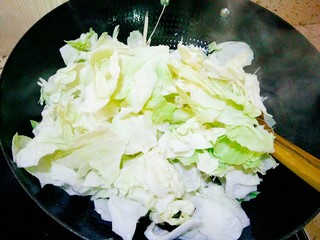 8、手撕包菜,炒出香味把包菜倒进去
