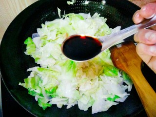 9、手撕包菜,等包菜炒软后，加生抽