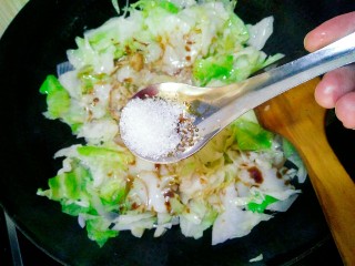 10、手撕包菜,放适量白糖提鲜