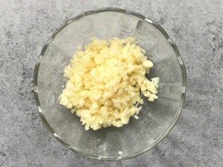 2、蒜蓉粉丝蒸虾,取蒜1头，去皮洗净后拍碎切末。