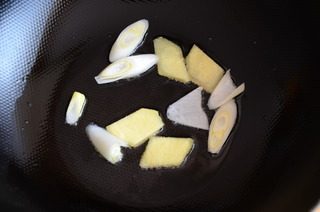 9、酸菜鱼,炒锅内倒油,放入葱姜爆香