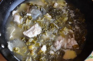 12、酸菜鱼,淋一点料酒,加入高汤或开水,撒上白胡椒粉,煮开后转中火煮10分钟,可以尝下味道,按自己的口味加盐调味