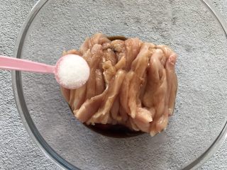 4、香酥鸡肉条,加入一小勺盐