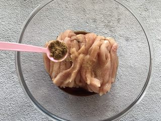 5、香酥鸡肉条,加入一小勺十三香