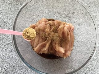 6、香酥鸡肉条,加入一小勺胡椒粉