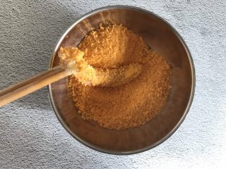 11、香酥鸡肉条,在裹上一层面包糠