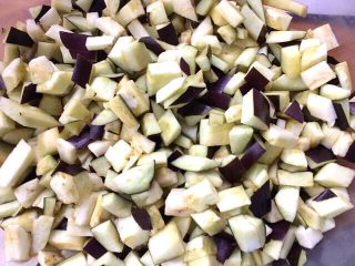 2、酱炒三丁,切丁备用