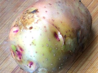 3、酱炒三丁,土豆洗净去皮