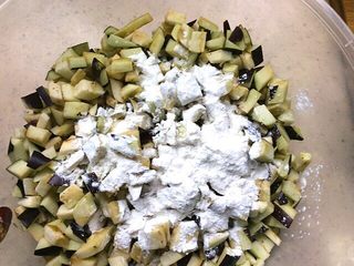 7、酱炒三丁,茄子中放少许干淀粉，拌均匀