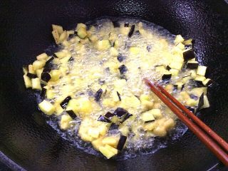 9、酱炒三丁,下茄子炸至金黄色