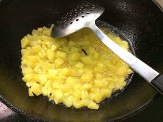 11、酱炒三丁,下土豆炸至断生，捞出控油