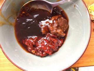 12、酱炒三丁,取碗放入一勺海鲜酱，一勺辣酱，两勺蚝油，放少许清水搅拌均匀