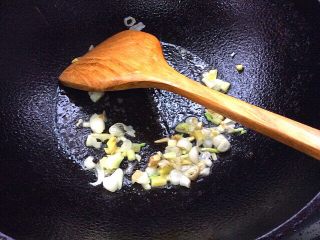 13、酱炒三丁,起锅热油，爆香葱姜