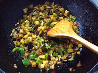 15、酱炒三丁,下入茄子丁，土豆丁，青椒丁翻炒片刻，出锅装盘