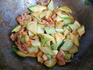 17、西红柿西葫芦炒肉片,加入小碗中的淀粉汁，大火翻炒均匀关火出锅