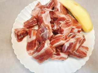 1、可乐排骨,准备所需食材，肋排500克