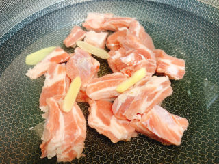 2、可乐排骨,冷水下锅焯水、加入生姜几片，料酒2勺