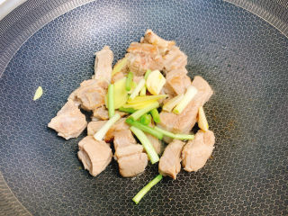 6、可乐排骨,加入葱姜蒜