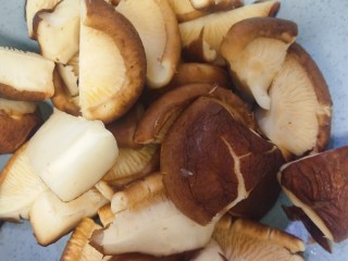 11、红烧猪小排,香菇切小块,洗净(香菇放不放都行)