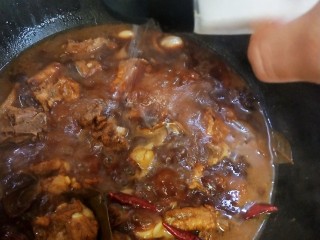 12、红烧猪小排,炖15分钟后,中途加入少量盐,鸡精,白砂糖