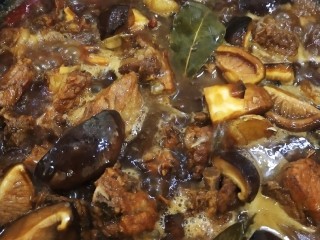 13、红烧猪小排,再加入香菇小火继续炖。30分钟肉熟后,大火收汁(用筷子戳一下猪肉,能轻易插进去说明肉熟了)