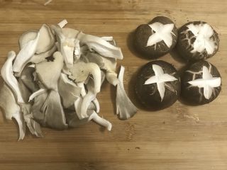 4、一个人在家也能做出好吃的冒菜,香菇划星,平菇撕开洗净。