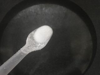 5、一个人在家也能做出好吃的冒菜,烧水放入少量盐。