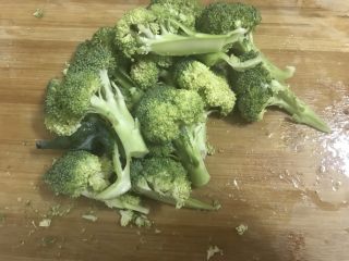 6、一个人在家也能做出好吃的冒菜,绿菜花洗净切好。