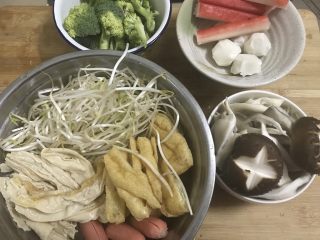 8、一个人在家也能做出好吃的冒菜,食材大合照。