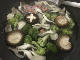 9、一个人在家也能做出好吃的冒菜,水煮开后,把食材都放进锅里烫熟。不易熟的先放入。