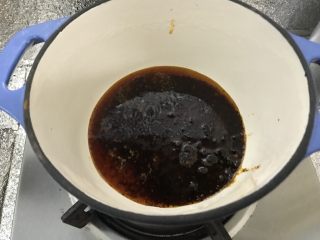 10、一个人在家也能做出好吃的冒菜,中火,取一个深锅,把冒菜料包放入,我用的是麻辣空间的麻辣冒菜包。