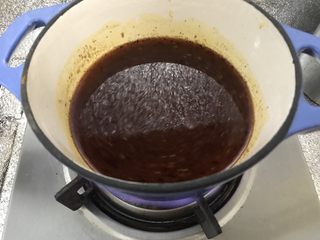 12、一个人在家也能做出好吃的冒菜,加入温水或高汤。